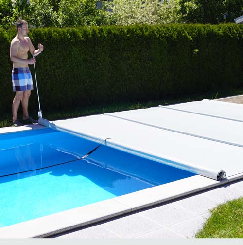 Poolabdeckung manuell öffnen – Praktische, sichere und langlebige Poolabdeckung mit Handbedienung. Ideal zum Schutz vor Schmutz, Verdunstung und Wärmeverlust.