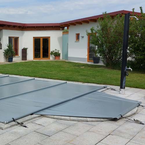 Poolabdeckung mit Treppenausschnitt – Robuste, sichere und maßgefertigte Poolabdeckung, ideal für Pools mit Treppe. Schützt vor Schmutz und Wärmeverlust.