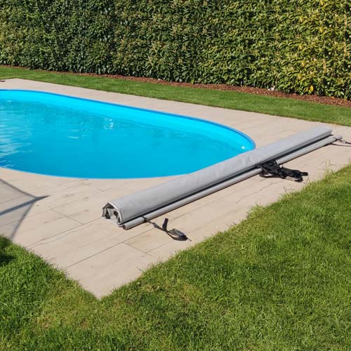 Aufgerollte Poolabdeckung für runde Pools – Hochwertige, robuste und leicht zu bedienende Poolabdeckung, ideal für ovale und runde Schwimmbecken.