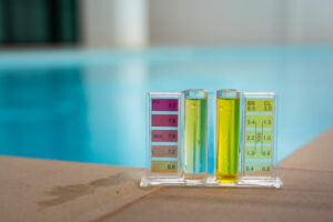 Pool reinigen und pflegen – Optimale Wasserqualität durch regelmäßige Poolpflege – pH-Wert und Chlor richtig einstellen für hygienisch sauberes Poolwasser.