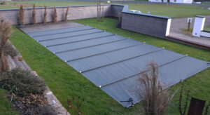 Poolabdeckung dunkelgrau – Langlebiger und stilvoller Schutz für große Pools – Wetterfeste, energieeffiziente und kindersichere Poolabdeckung für großzügige Außenbereiche.