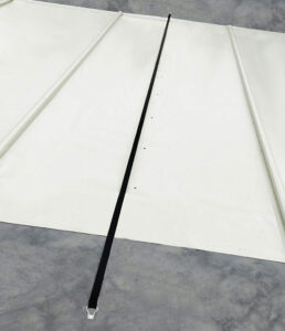 Hellgraue Poolabdeckung mit zentralem Spanngurt – Hochwertige und sichere Poolabdeckung mit verstärktem Mittelgurt für zusätzliche Stabilität.