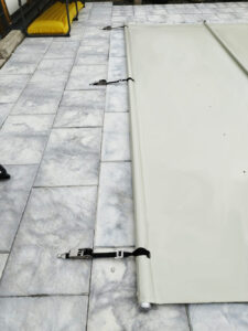 Poolabdeckung hellgrau mit stabiler Befestigung – Hochwertige Poolabdeckung mit robusten Spanngurten für maximale Sicherheit und Langlebigkeit.