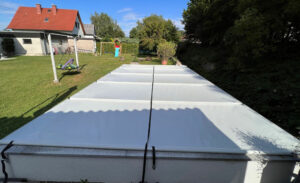 Poolabdeckung lichtgrau für eingelassene Pools – Sichere, langlebige und energieeffiziente Poolabdeckung für eingelassene Becken im Garten.