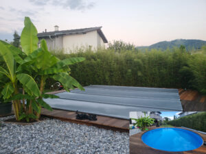 Poolabdeckung mittelgrau für runde Pools – Hochwertige, langlebige und sichere Abdeckung für runde und eingelassene Pools mit Holzdeck.