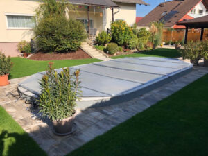 Poolabdeckung mittelgrau für Pools mit Sonderform – Maßgeschneiderte, wetterfeste und kindersichere Abdeckung für individuell geformte Pools im Garten.