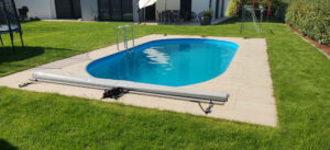 Hellgraue Poolabdeckung für ovale Pools mit einfacher Handhabung – Robuste, aufgerollte Abdeckung schützt zuverlässig vor Schmutz, Wärmeverlust und Verdunstung.