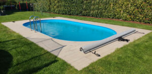 Hellgraue Poolabdeckung für ovale Pools – Hochwertige, aufgerollte Poolabdeckung für ovale Schwimmbecken mit einfacher Handhabung und sicherem Schutz.