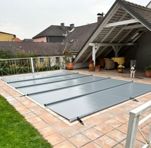 Mittelgraue Poolabdeckung für Pools auf der Terrasse – Sichere, wetterbeständige und langlebige Abdeckung für erhöhte Pools auf Terrassen oder Dachflächen.