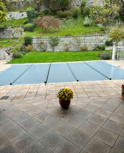 Poolabdeckung lichtgrau – Hochwertige und sichere Poolabdeckung – Schützt den Pool vor Schmutz, reduziert Verdunstung und sorgt für eine effiziente Wärmespeicherung.