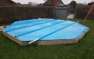 Poolabdeckung hellblau – Maßgeschneiderter Schutz für individuelle Poolformen – Hochwertige, strapazierfähige und witterungsbeständige Abdeckung für Pools in Sonderform.