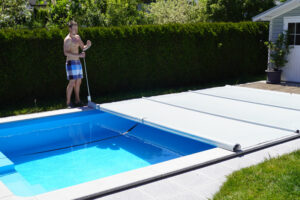 Poolabdeckung manuell schließen – Effizienter Schutz für sauberes und warmes Wasser – Praktische Sicherheitsabdeckung für Pools reduziert Schmutz, Verdunstung und Energieverlust.