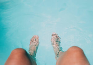 Salzwasserpool genießen – Entspannung und natürliche Poolpflege in einem – Kristallklares Wasser durch salzbasiertes Poolmanagement für hautfreundliches Schwimmen.