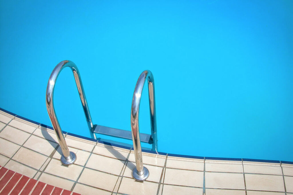 Verschiedene Möglichkeiten, um deine Pool-Einstiegsleiter zu montieren - com