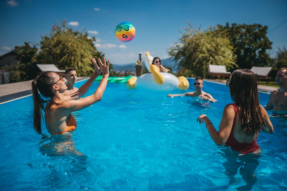 Maximaler Poolspaß mit klarem Wasser – Wie eine Poolabdeckung für ungetrübtes Badevergnügen sorgt – Sauberer Pool, weniger Pflegeaufwand, mehr Freizeit genießen.
