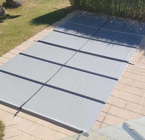 Poolabdeckung in Hellgrau – effektiver Schutz vor Verschmutzung und Wärmeverlust.