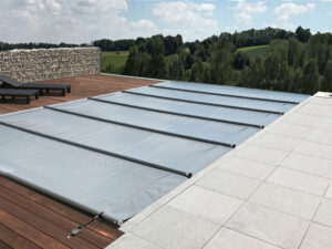 Hochwertige Poolabdeckung in Mittelgrau – Schutz vor Schmutz, Wärmeisolierung und erhöhte Sicherheit für den Pool.