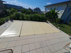 Hochwertige hellbeige Poolabdeckung für zuverlässigen Schutz vor Schmutz und Wärmeverlust.