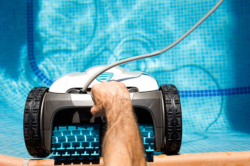 Automatischer Poolroboter zur gründlichen Reinigung von Poolboden und Wänden – entfernt Schmutz, Algen und Ablagerungen.