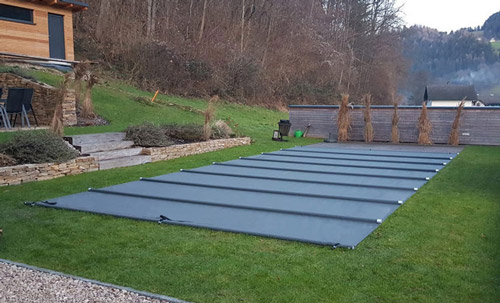 Hochwertige, winterfeste Pool-Sicherheitsabdeckung mit Stangen – schützt den Pool vor Schmutz, Laub und Witterungseinflüssen.