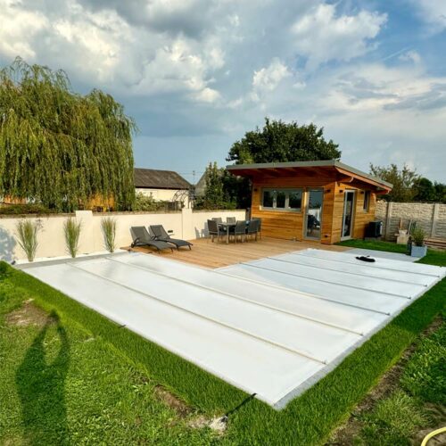 Maßgefertigte Stangenabdeckung für Pools in Sonderformen – sicherer Schutz gegen Schmutz und Wettereinflüsse.